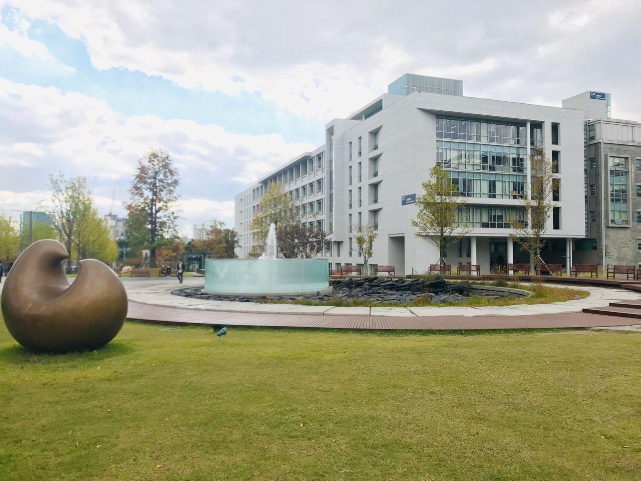 延世大学的建筑风格，体现出现代与传统的结合，激励学子的学习氛围。